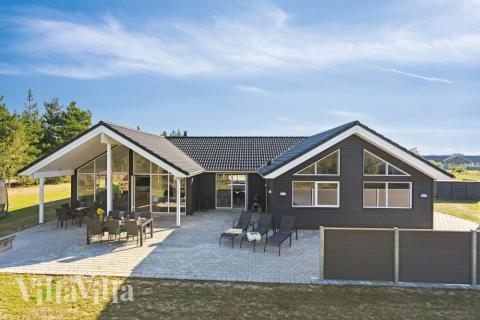 Stor terrass i lyxstuga nr 536 i Vestjylland.