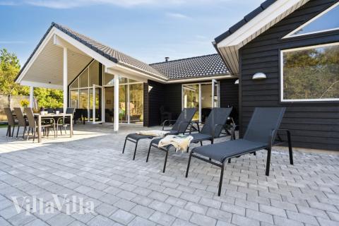 Njut av en grillkväll på terrassen i lyxstuga nr 536 i Vestjylland