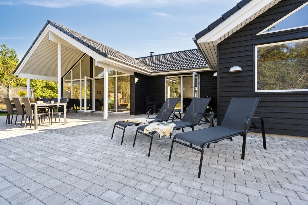 Njut av en grillkväll på terrassen i lyxstuga nr 536 i Vestjylland