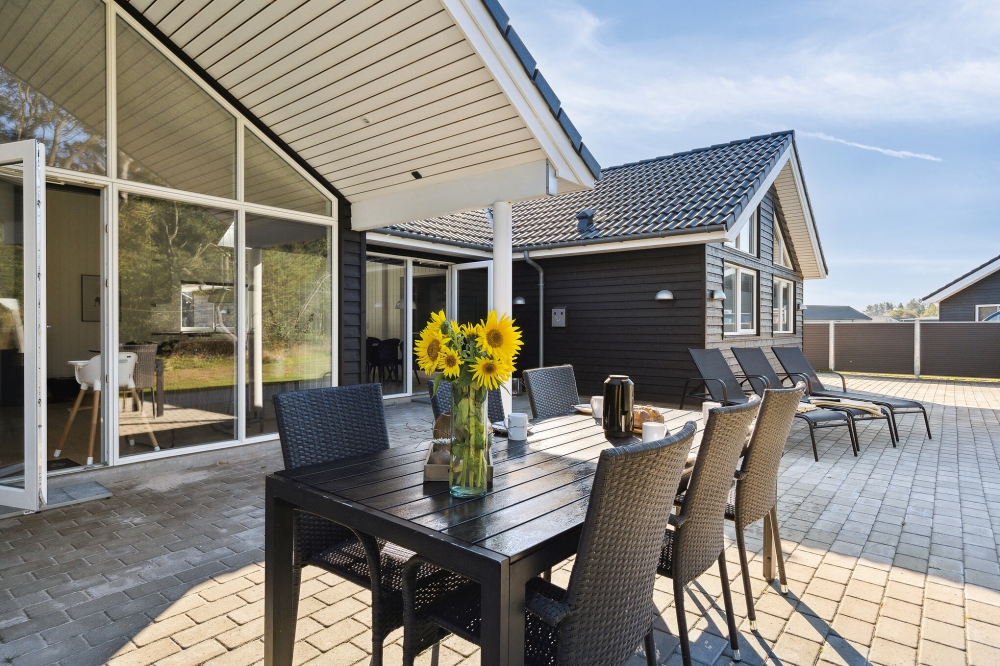 På terrassen i sommarhus nr 536 finns det plats för upp till 18 gäster.
