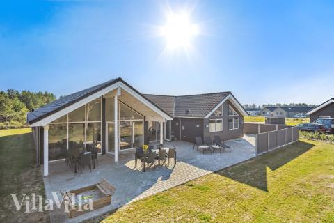 Den praktfulla poolstugan nr 536 med plats för 18 personer ligger i Vestjylland