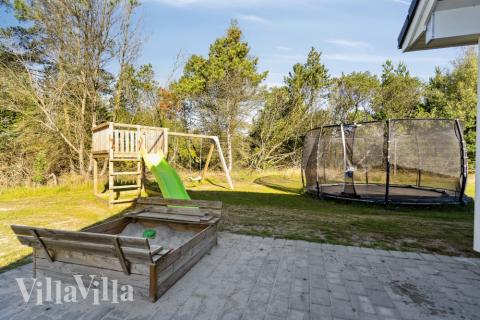 Till den trevliga sommarstugan nr 536 i Vestjylland erbjuds en mängd utomhusaktiviteter, t.ex. lektorn och gungor