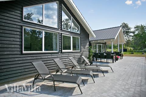 Den praktfulla poolstugan nr 537 med plats för 18 personer ligger i Sydjylland