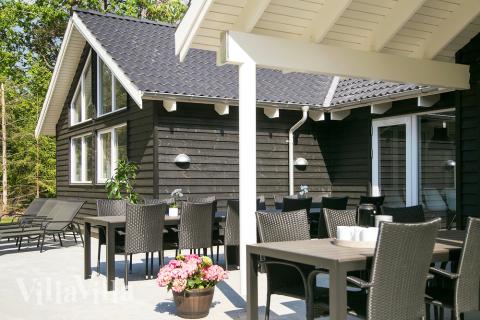 Lyxstuga nr 537 har en härlig terrass med sköna trädgårdsmöbler för 18 personer.