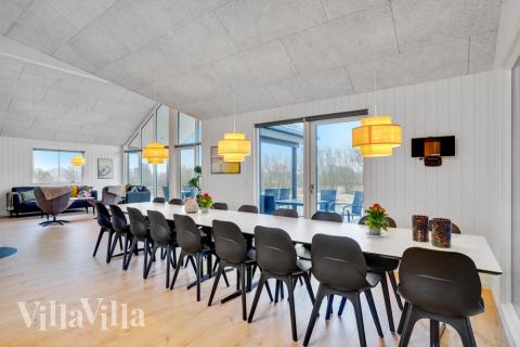 Vardagsrummet i lyxstuga nr. 537 har plats för 18 personer.