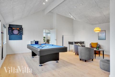 Lyxstuga 537 för 18 personer har ett stort aktivitetsrum med bl.a. biljard och dart