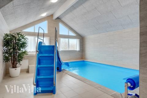 Den härliga poolen i lyxstuga nr 537 för 18 personer