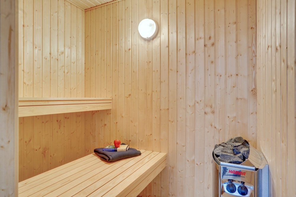 Njut av bastuvärmen i lyxstuga nr 537 för 18 personer