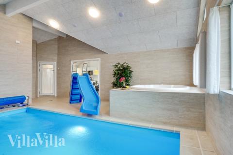 Sommarstuga 537 är inredd med en smakfull poolavdelning som har vattenrutschbana, ett stort inbyggt spapad och bastu