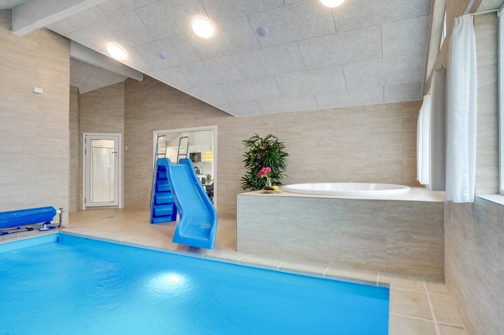 Den härliga poolen i lyxstuga nr 537 för 18 personer