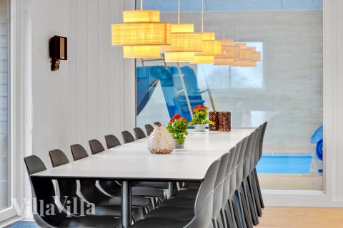 Det stora ljusa vardagsrummet i lyxstuga nr 537 för 18.