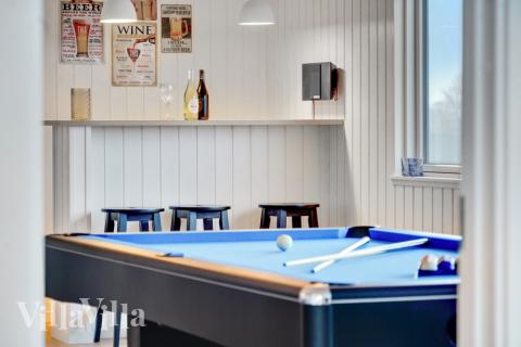 Aktivitetsrum i lyxstuga nr 537 med 7 sovrum och plats för 18 personer.