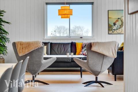 I soffhörnan i lyxstuga 537 i Sydjylland kan ni spela brädspel eller titta på film tillsammans.