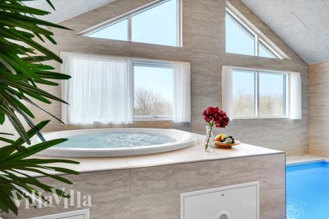 Njut av spabadets värme i lyxstuga nr 537 i Sydjylland