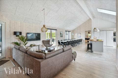 I soffhörnan i lyxstuga 535 i Vestjylland kan ni spela brädspel eller titta på film tillsammans.