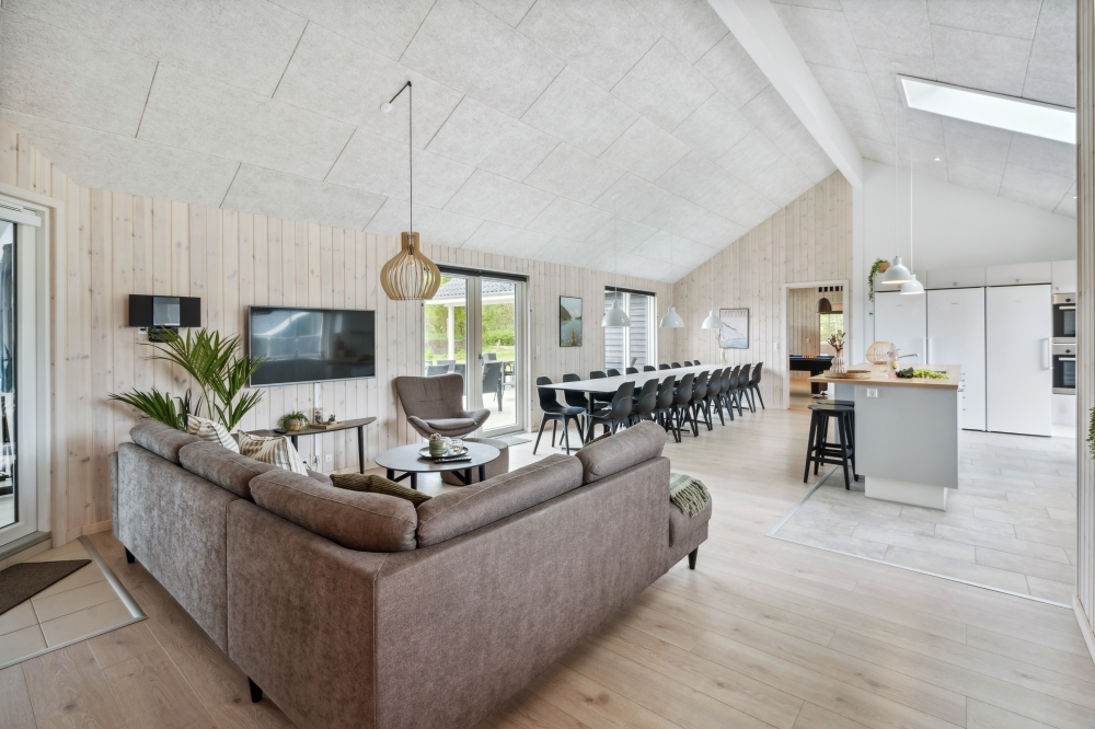 I soffhörnan i lyxstuga 535 i Vestjylland kan ni spela brädspel eller titta på film tillsammans.