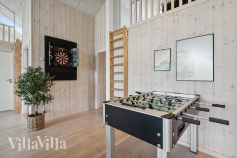 Aktivitetsrum i lyxstuga nr 535 med 8 sovrum och plats för 20 personer.