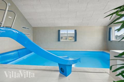 Den härliga poolen i lyxstuga nr 535 för 20 personer