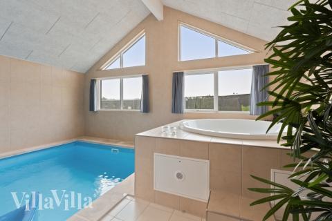 Njut av spabadets värme i lyxstuga nr 535 i Vestjylland