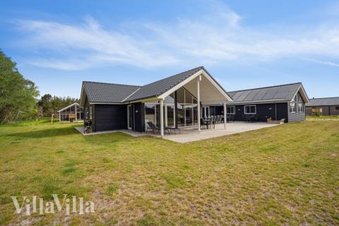 Den praktfulla poolstugan nr 535 med plats för 20 personer ligger i Vestjylland