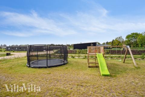 Till den trevliga sommarstugan nr 535 i Vestjylland erbjuds en mängd utomhusaktiviteter, t.ex. lektorn och gungor