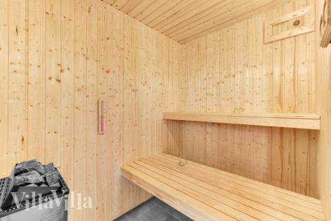 Lyxstuga nr 539 är bland annat utrustad med en härlig bastu.