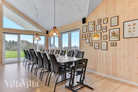 Det stora ljusa vardagsrummet i lyxstuga nr 539 för 14.