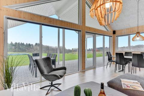 I soffhörnan i lyxstuga 539 i Limfjorden kan ni spela brädspel eller titta på film tillsammans.