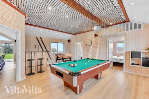 Förutom de många timmar som du kan tillbringa i stugans poolavdelning erbjuder lyxstuga 539 även biljard, bordtennis och dart