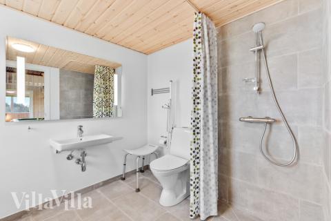 Ett duschrum finns i lyxstuga nr 539 för 14 personer.