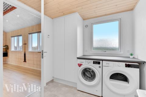 Den rymliga entrén i lyxstuga nr 539 i Limfjorden