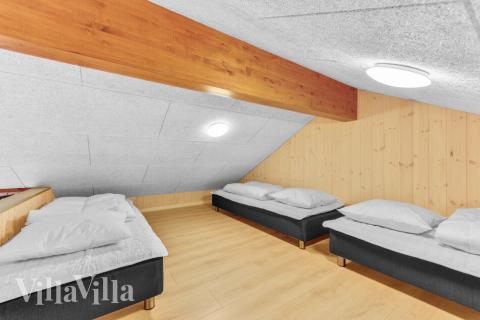 Det finns loft och 4 sovrum i lyxstuga nr 539.