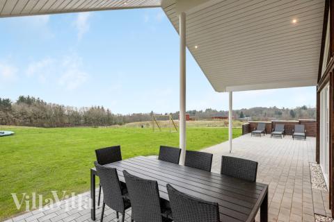 Lyxstuga nr 539 har en härlig terrass med sköna trädgårdsmöbler för 14 personer.