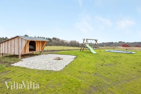 Till den trevliga sommarstugan nr 539 i Limfjorden erbjuds en mängd utomhusaktiviteter, t.ex. lektorn och gungor