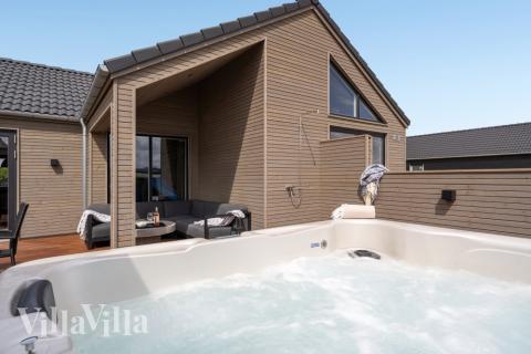 Njut av spabadets värme i lyxstuga nr 541 i Vestjylland