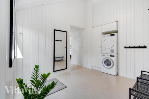 Den rymliga entrén i lyxstuga nr 541 i Vestjylland