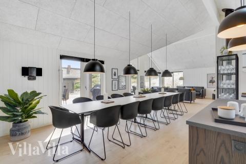 Vardagsrummet i lyxstuga nr. 541 har plats för 18 personer.