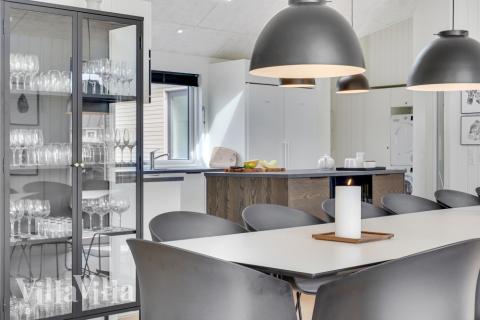 Det stora ljusa vardagsrummet i lyxstuga nr 541 för 18.