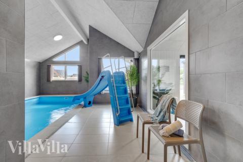 Den härliga poolen i lyxstuga nr 541 för 18 personer