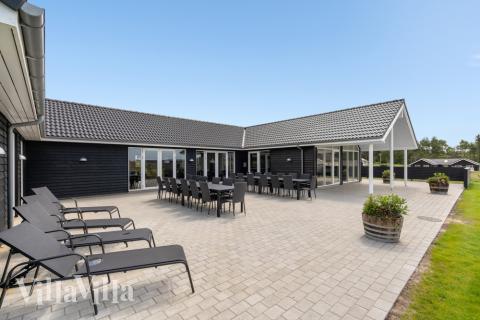 Stor terrass i lyxstuga nr 542 i Limfjorden.