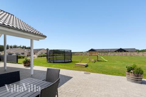 Njut av en grillkväll på terrassen i lyxstuga nr 542 i Limfjorden