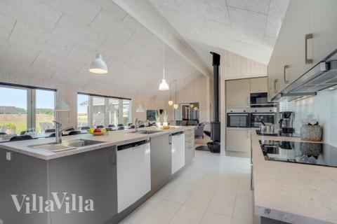 Välinrett kök i lyxstuga nr 542 i Limfjorden.