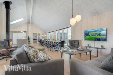 I soffhörnan i lyxstuga 542 i Limfjorden kan ni spela brädspel eller titta på film tillsammans.