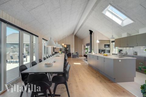 Det stora ljusa vardagsrummet i lyxstuga nr 542 för 26.