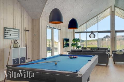 Aktivitetsrum i lyxstuga nr 542 med 10 sovrum och plats för 26 personer.