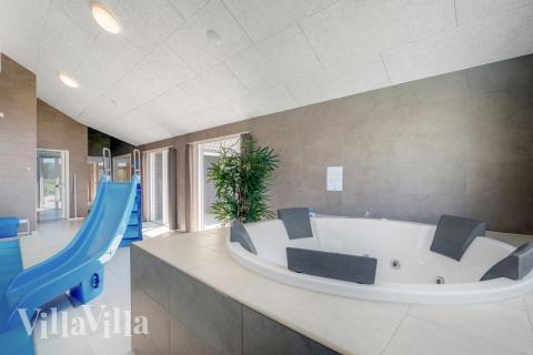 Njut av spabadets värme i lyxstuga nr 542 i Limfjorden