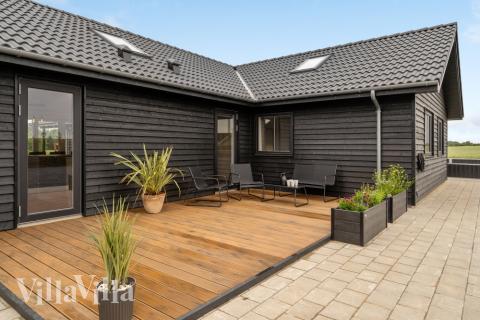 Lyxstuga nr 546 har en härlig terrass med sköna trädgårdsmöbler för 30 personer.