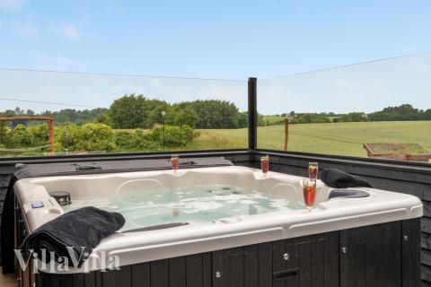 Njut av spabadets värme i lyxstuga nr 546 i Limfjorden