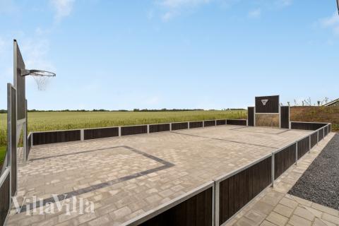 Till den trevliga sommarstugan nr 546 i Limfjorden erbjuds en mängd utomhusaktiviteter, t.ex. lektorn och gungor