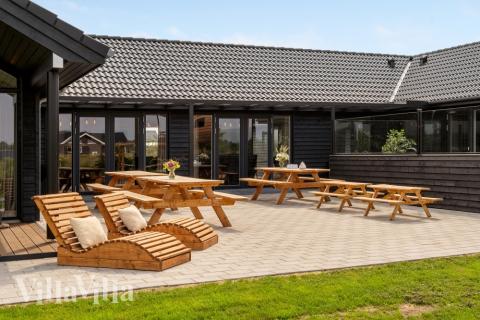 På terrassen i sommarhus nr 546 finns det plats för upp till 30 gäster.